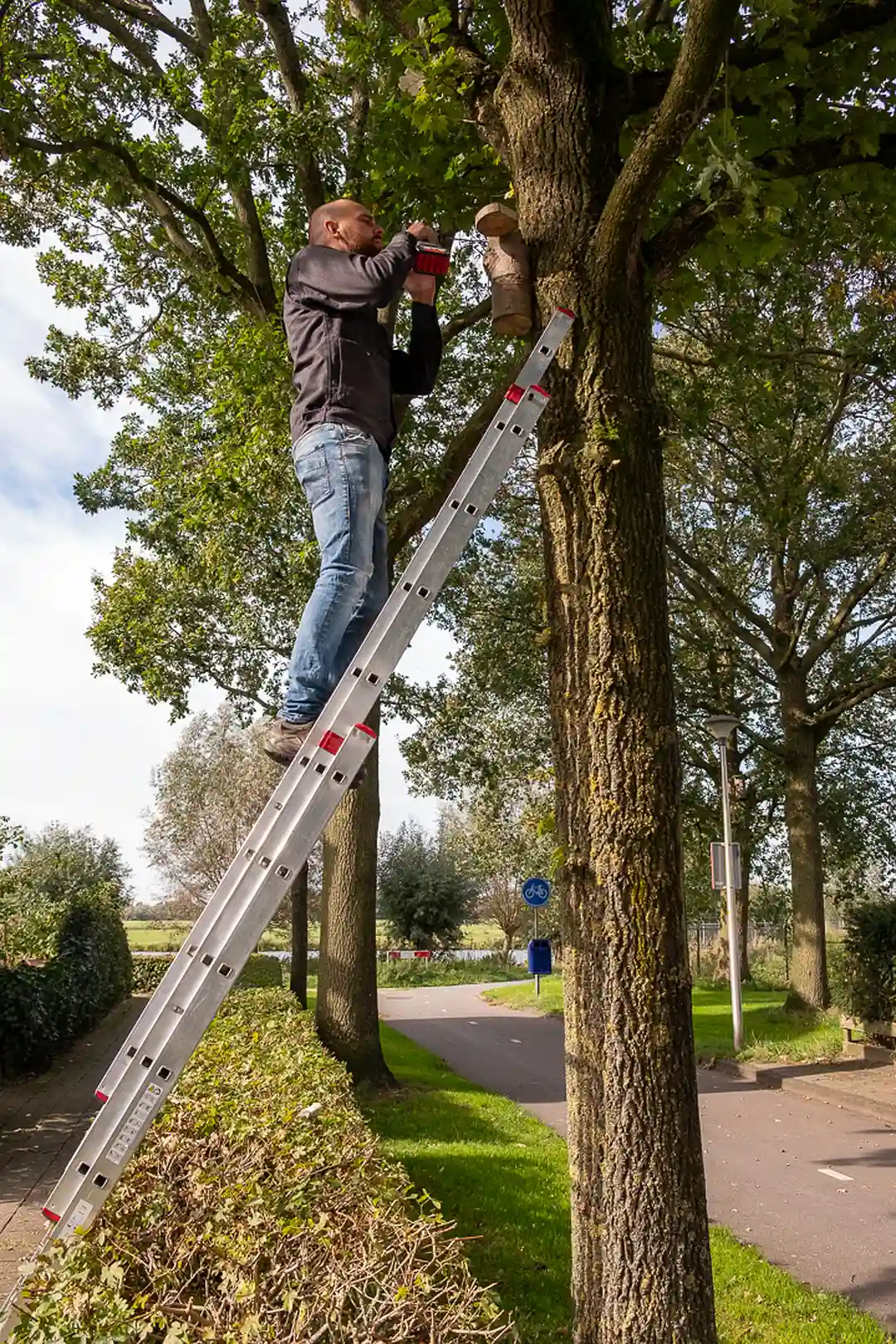 Lipje monteren om de deksel mee te klemmen